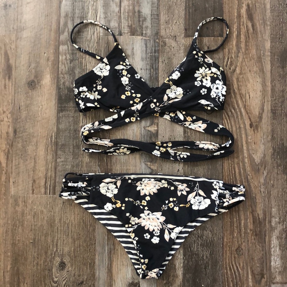 Billabong 2 piece bikini reversible bottoms size S
